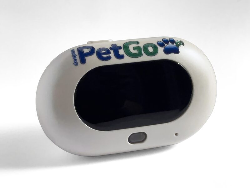 Il tracker GPS deepee PetGo Sirius 1 visto di tre quarti: bianco, con il logo PetGo