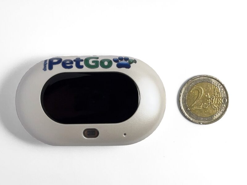 Il tracker deepee PetGo Sirius 1 accanto a una moneta da 2 euro, per confrontarne le dimensioni