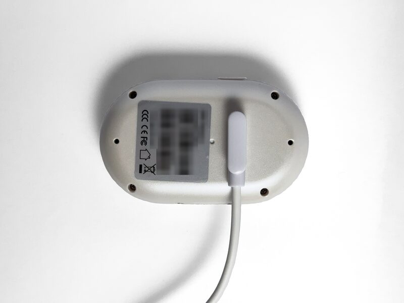 Il tracker in carica, con il cavo magnetico attaccato al retro