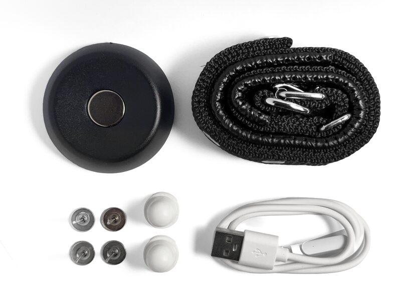 Gli accessori nella confezione: chiave magnetica, collare, 4 perni di sicurezza aggiuntivi, 2 fermi antirimozione e cavo di ricarica magnetico
